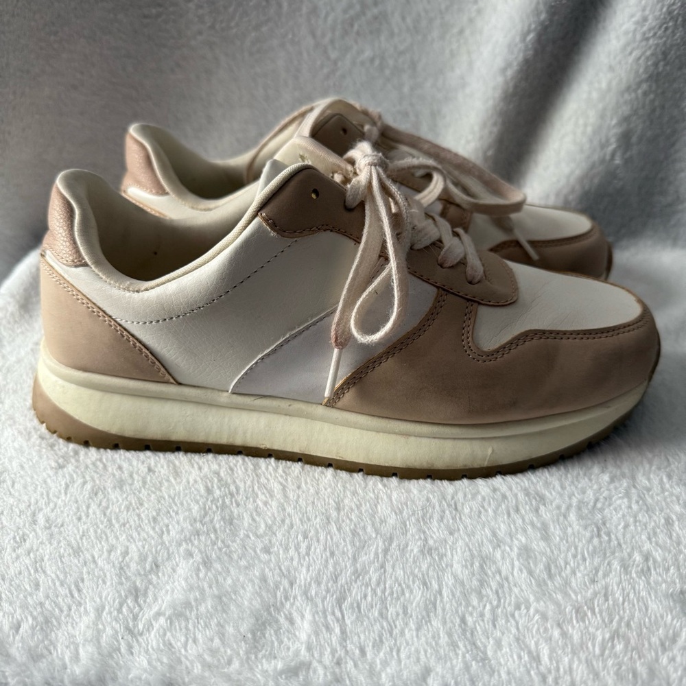 Time And Tru Shoes Women's Tan and White Sneakers Size 8W‎ Lace Up Memory Foam